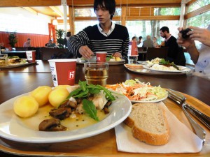 KTHの食堂にて，定食が1000円くらい（学生は750円くらい）